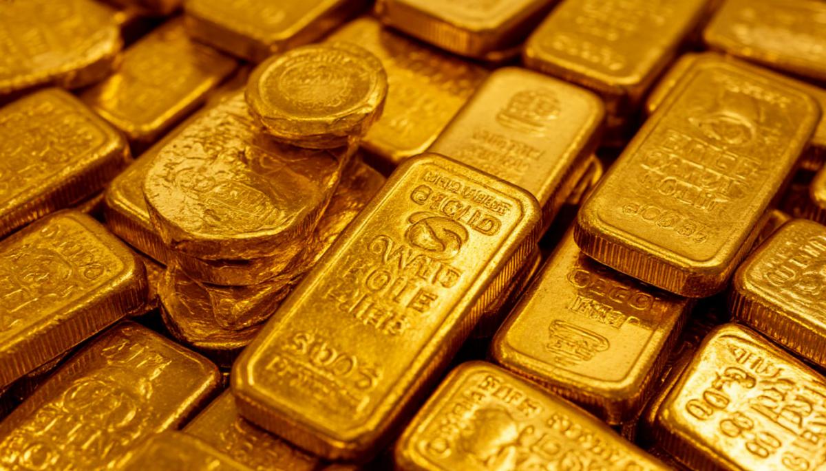 Китай покупает золото десятый месяц подряд