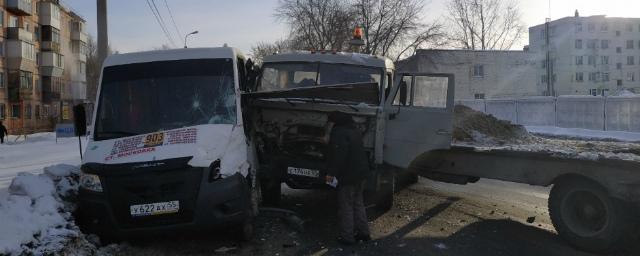 В Омске КамАЗ столкнулся с пассажирским автобусом