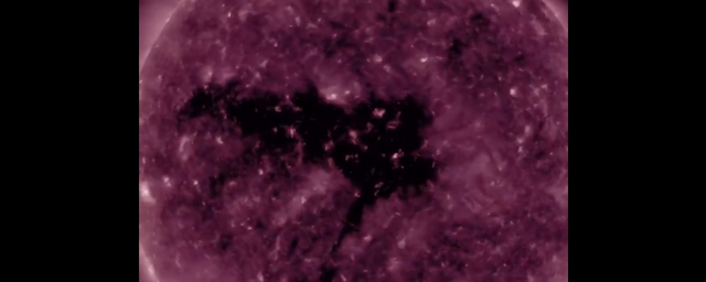 NASA показало на видео «корональную дыру» в солнечном диске