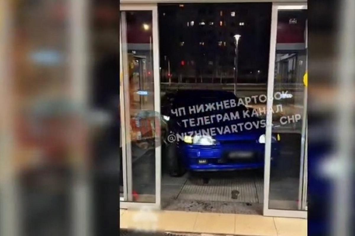 В ХМАО лихач с полицейскими мигалками пытался заехать в магазин