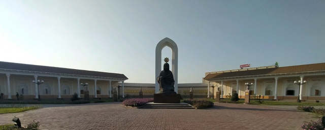 Мирзиёев остался недоволен лазающими по памятникам блогерами