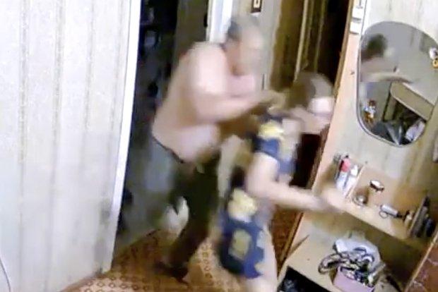 В Ростове сосед избивает мать с дочерью, вернувшихся с Украины