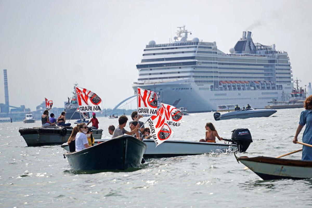 Жители Венеции провели митинги против круизных лайнеров