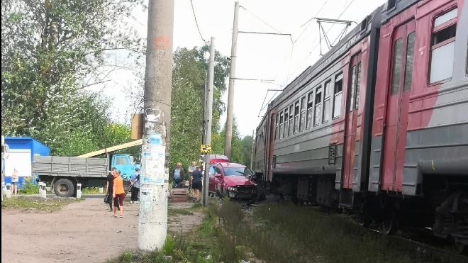 В Ленобласти электричка смяла машину на железнодорожном переезде