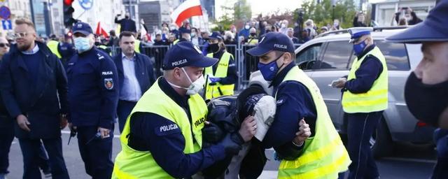 При разгоне протестующих в Варшаве ранены полицейские