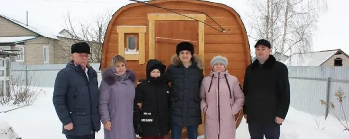 Семье участника СВО в Мордовии власти вручили баню, близкие бойца по достоинству оценили долгожданный подарок