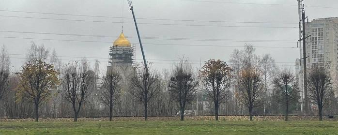 На храм Сергия Радонежского 12 ноября установили большой и малый купола