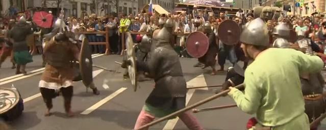 В Москве реконструировали шествие русских войск и исторические битвы