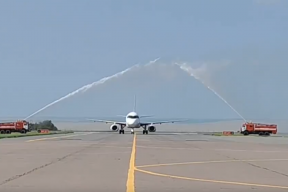 Калмыкия встретила первый рейс из Антальи фееричной водяной аркой