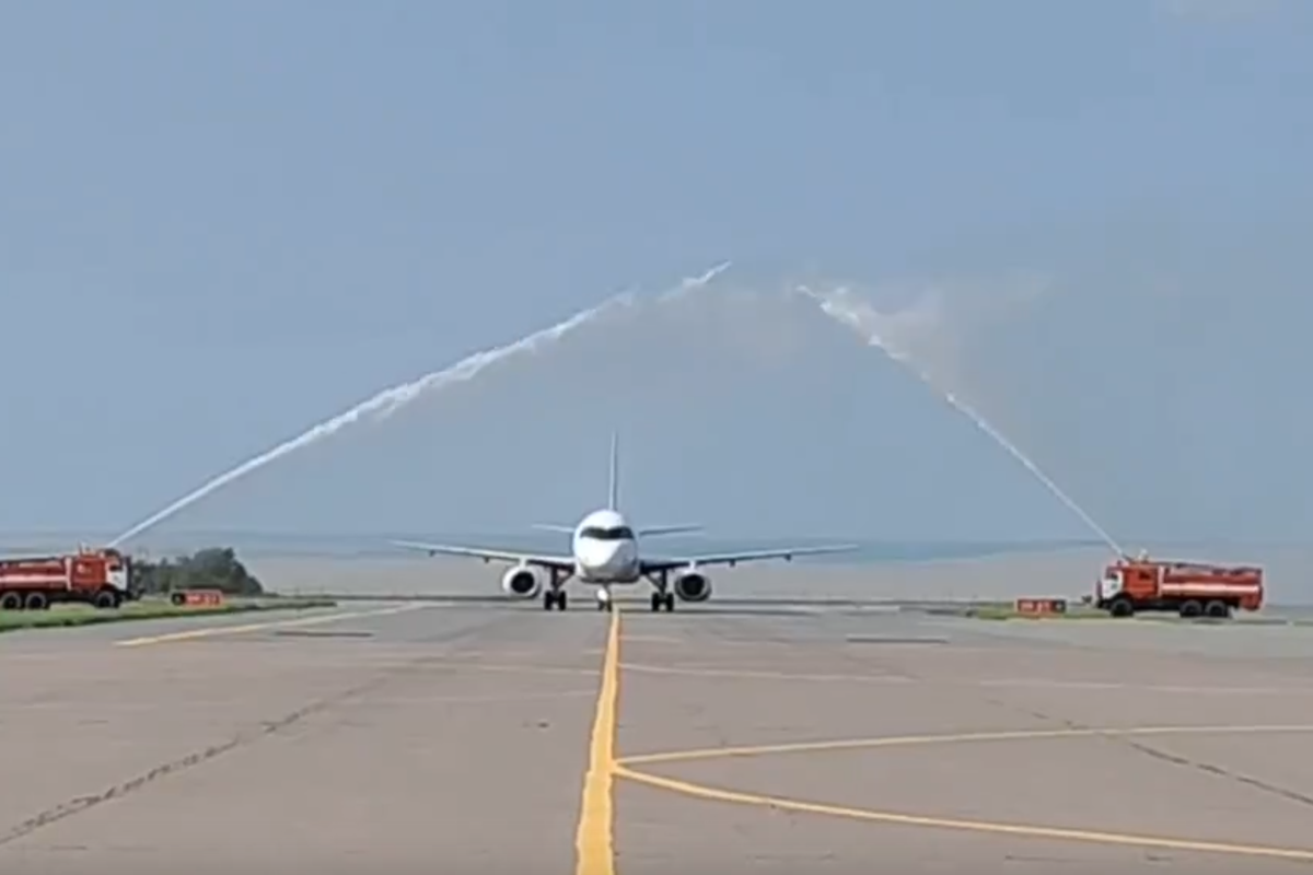Калмыкия встретила первый рейс из Антальи фееричной водяной аркой