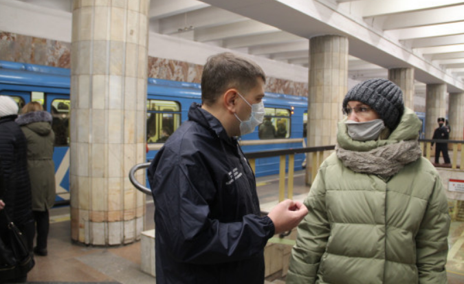 В новосибирском метро женщина без маски оказала сопротивление полицейским