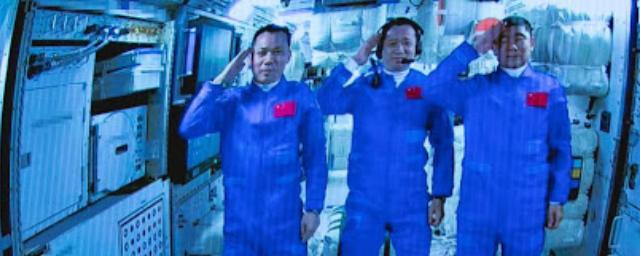 Китайские тайконавты, которые провели на орбите 90 дней, возвращаются на Землю