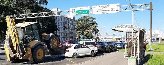 Трактор с мертвым водителем протаранил четыре припаркованных автомобиля в Петербурге
