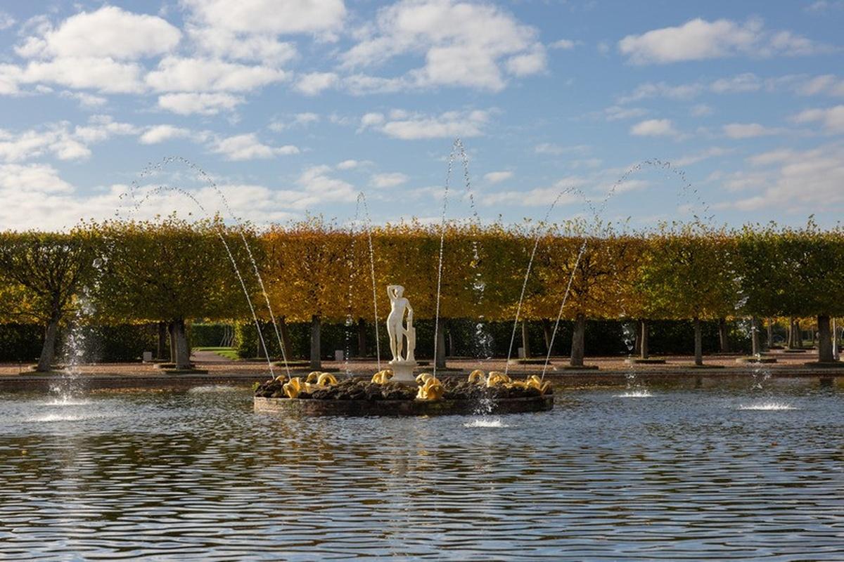 Наслаждаться осенним Петергофом стало проще: Александрия и Ораниенбаум становятся бесплатными