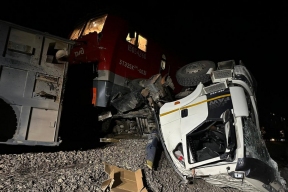 В Хабаровском крае локомотив столкнулся на переезде с грузовиком, пострадал водитель