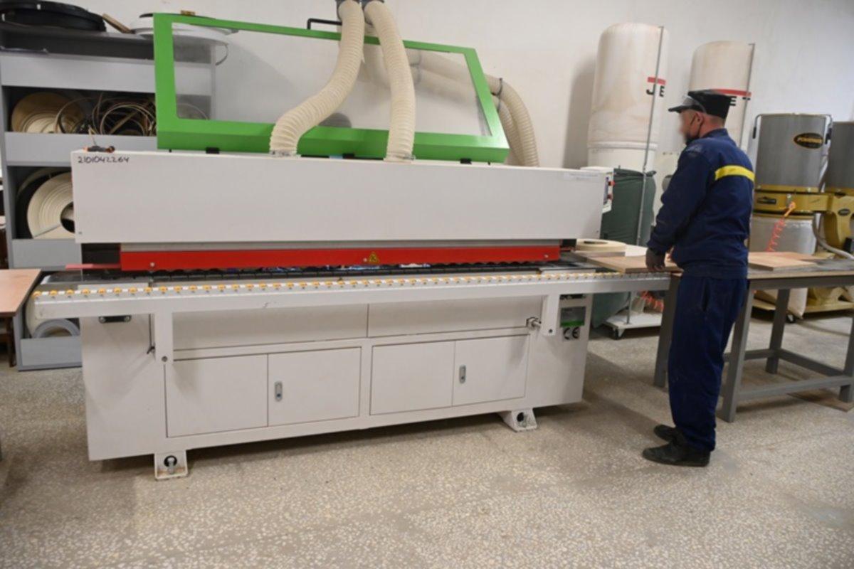 Заключенные оренбургской колонии «Черный дельфин» научились делать качественную мебель