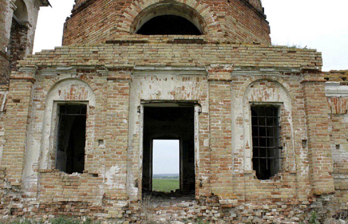 В Ленинградской области под обшивкой старого магазина обнаружен храм XVII века