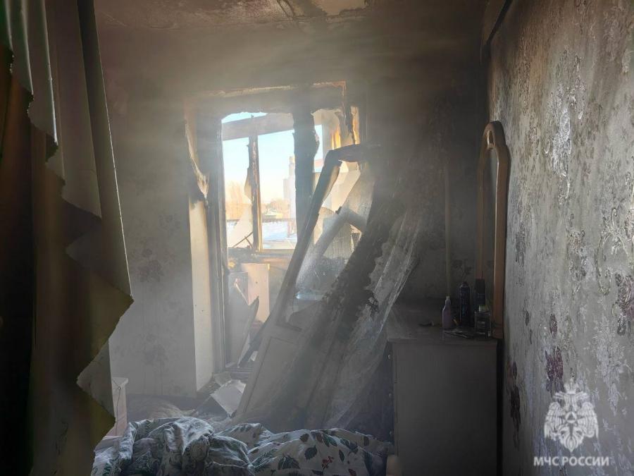 В Саратове пожарные спасли женщину из горящей квартиры