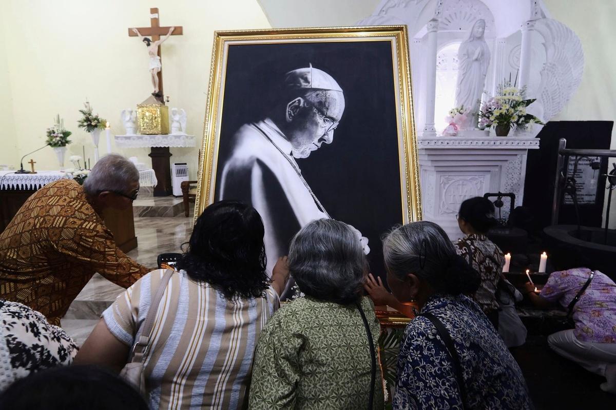 Стало известно, кто представит Россию на похоронах папы римского