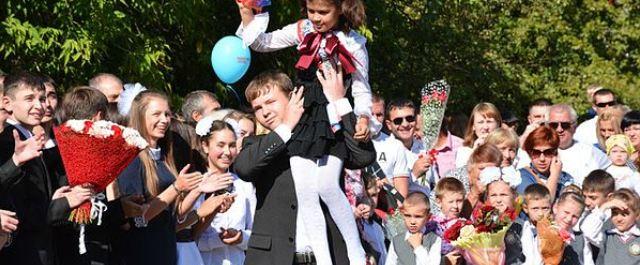 В новосибирских школах провели церемонию «Последнего звонка»