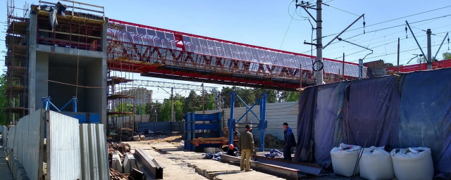 В Удельной начали остеклять надземный переход