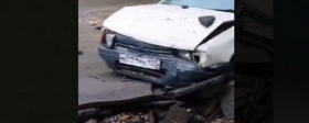 Во Владивостоке прорвало асфальт, машины ушли под землю