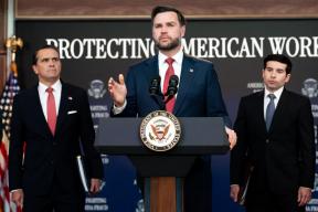 Вэнс принял комаров за дронов демократов: вице-президент США пошутил на митинге в Северной Каролине