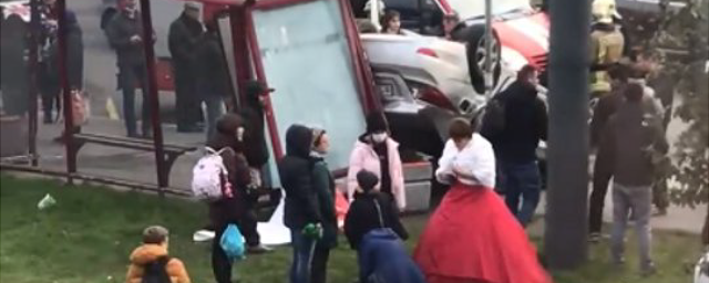 Видео: В Петербурге машина с молодоженами въехала в остановку