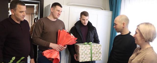 Глава Павловского Посада Денис Семенов поздравил участника СВО с бракосочетанием