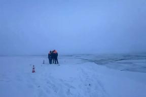 В Якутске автомобиль с восемью людьми провалился под лед