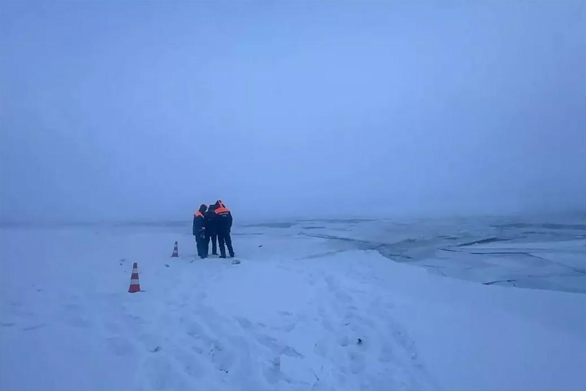 В Якутске автомобиль с восемью людьми провалился под лед