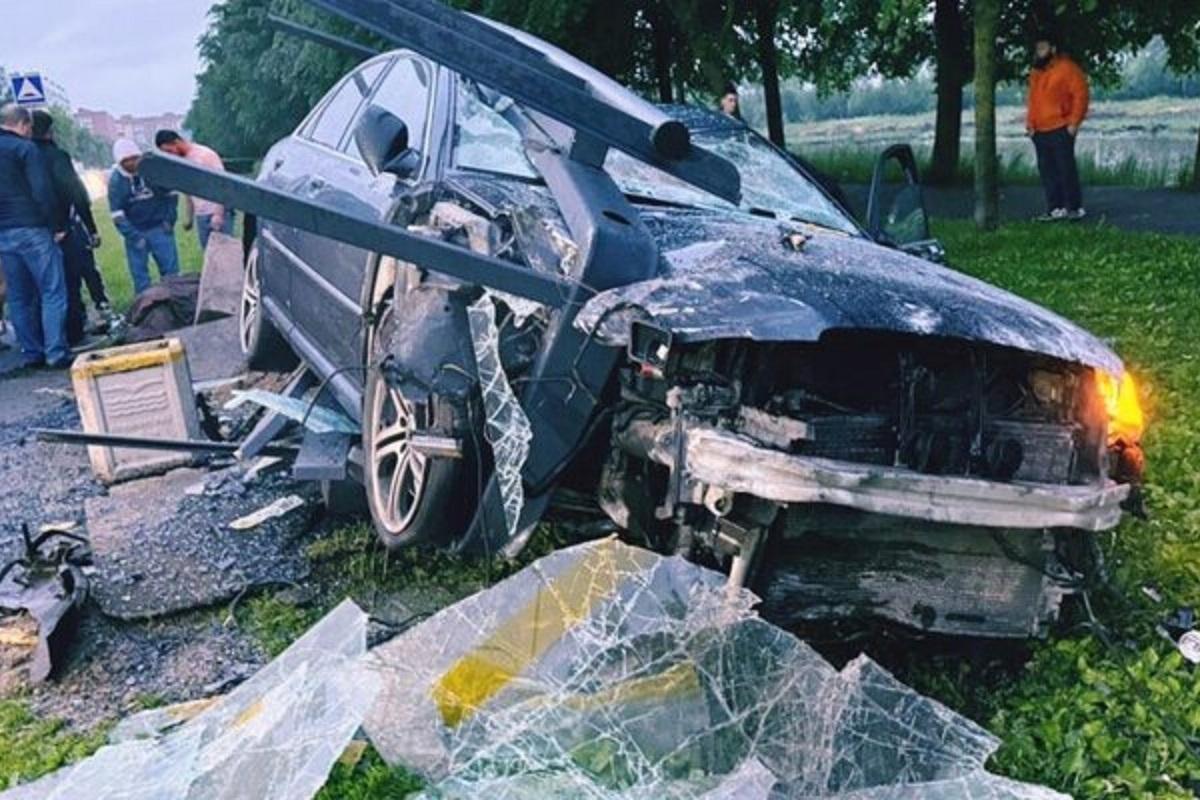 Audi на огромной скорости «снес» автобусную остановку с человеком в Санкт-Петербурге