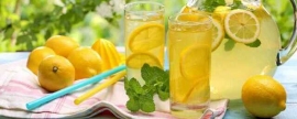 Эксперты рассказали, какие фрукты и овощи стоит добавить в летний напиток на основе воды