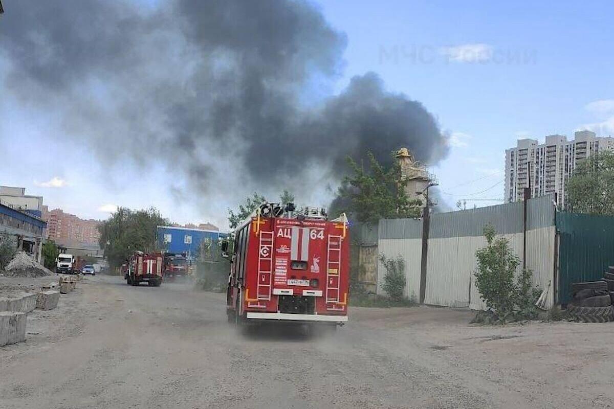 В Котельниках разгорелся крупный пожар. Склад в промзоне охвачен пламенем