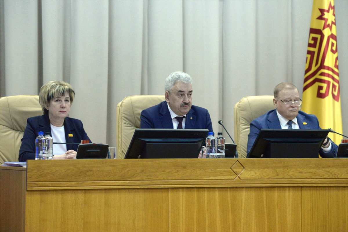 Спикер Госсовета Леонид Черкесов: В Чувашии создадут Книгу Памяти, разрешат поисковикам проводить уроки мужества и закрепят порядок присвоения имен героев улицам