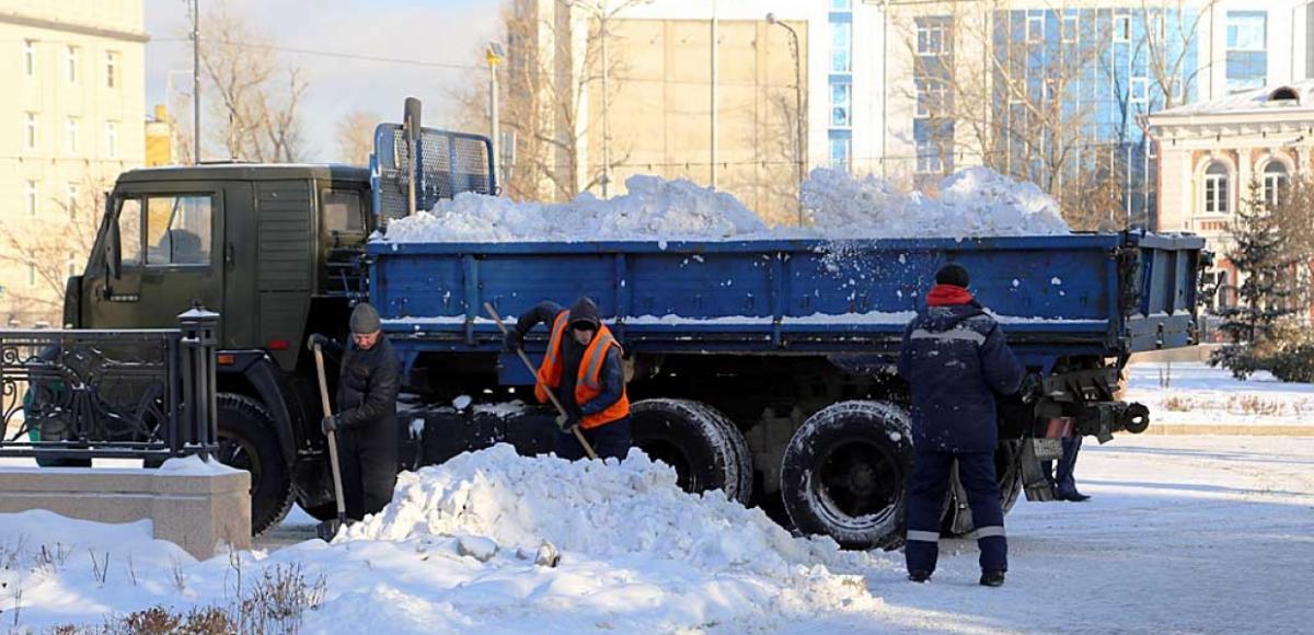 Руслан Болотов поручил усилить контроль за уборкой и вывозом снега