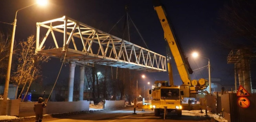 В Красноярске на улице Семафорной установили первый пролет пешеходного моста