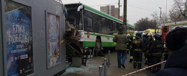 В Москве рейсовый автобус наехал на остановку общественного транспорта