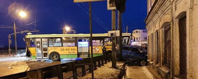 В Ярославле произошло ДТП с двумя автобусами: погиб человек