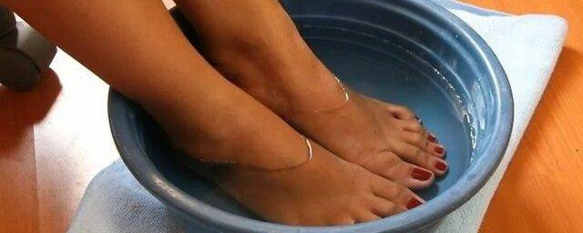 Специалисты рассказали, кому нельзя парить ноги в горячей воде