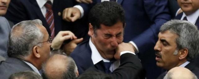 Турецкие парламентарии подрались из-за изменений в Конституции