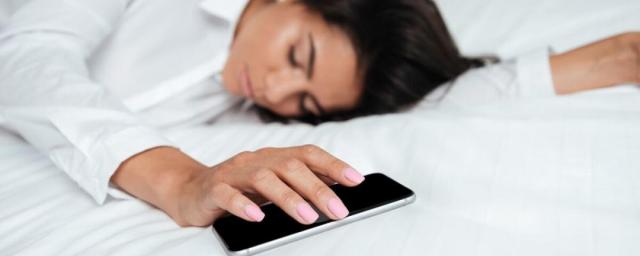 Эксперт рассказал о последствиях сна с телефоном под подушкой