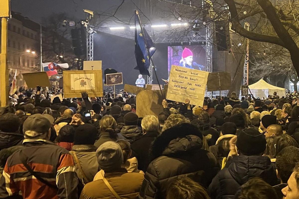 В городах Словакии прошли массовые антиправительственные акции протеста