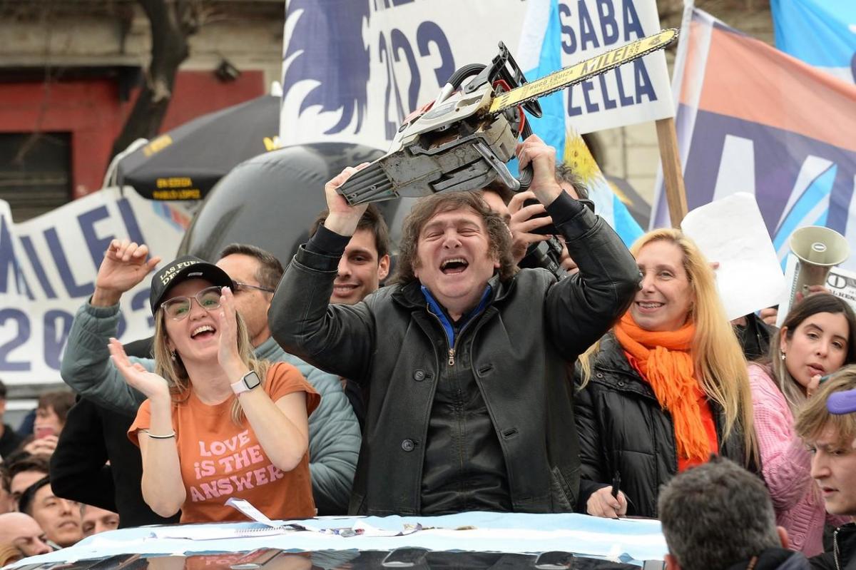 Буйный экономист с бензопилой: Аргентина выбрала экстравагантного президента по прозвищу Безумец