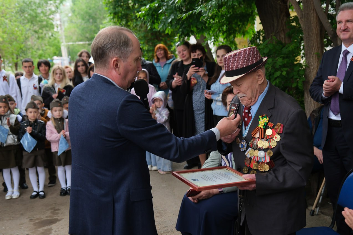 Спикер Гордумы Игорь Седов и фронтовая бригада артистов поздравили ветерана ВОВ Степана Гладилина с 80-летием Победы