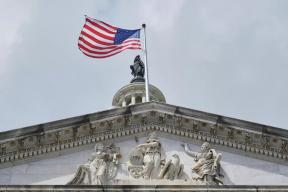 Экс-помощница Байдена заявила, что мир наблюдает падение американской империи