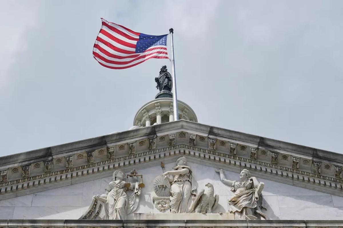 Экс-помощница Байдена заявила, что мир наблюдает падение американской империи