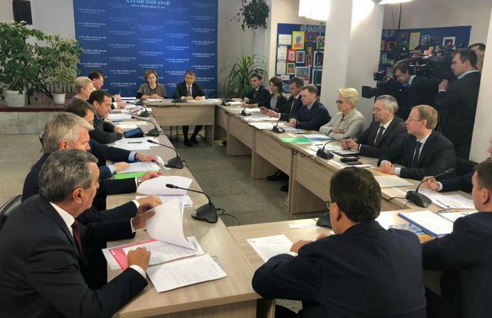 Травников представил Медведеву региональный опыт развития сельских территорий
