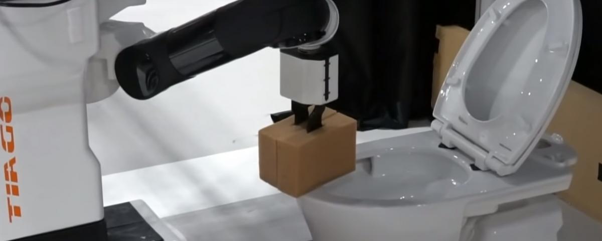 Инженеры из ФРГ научили робота мыть унитазы