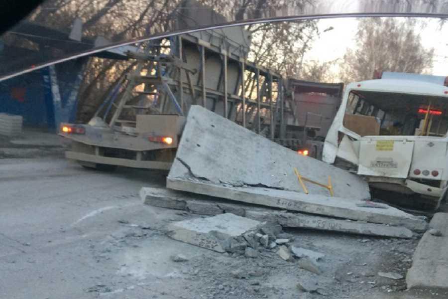 В Новосибирске на пассажирский автобус упала бетонная плита